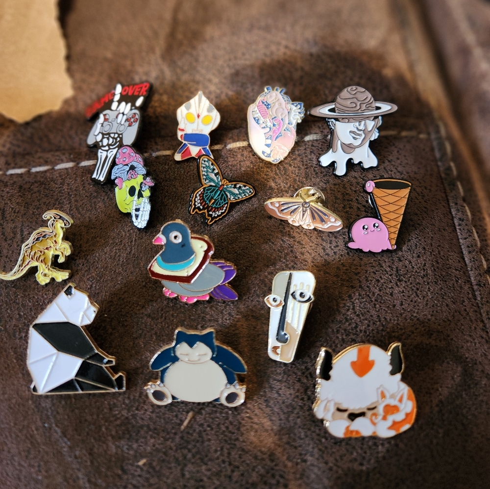 Lot of 14 pins